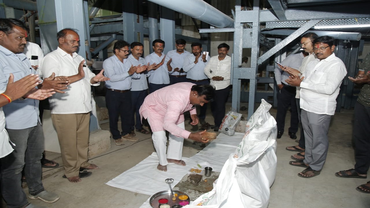 माळेगाव कारखान्याच्या 70 व्या गळीत हंगामाला प्रारंभ; 13 लाख टन ऊस गाळपाचे उद्दिष्ट