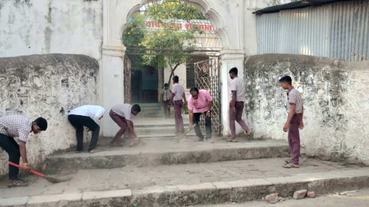 Gandhi Jayanti In Shevgaon : शेगावात गांधी जयंतीनिमित्त स्वच्छता अभियान; ‘नमो सेवा गाथा’तून शासकीय योजनांचा जागर