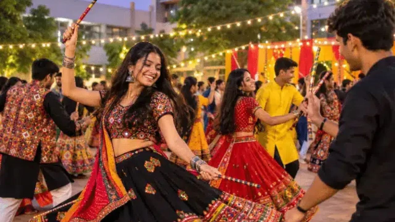 Garba History: गरबा खेळताना गोलाकार फेर का धरतात? या परंपरेमागे आहे ‘हा’ खास अर्थ!