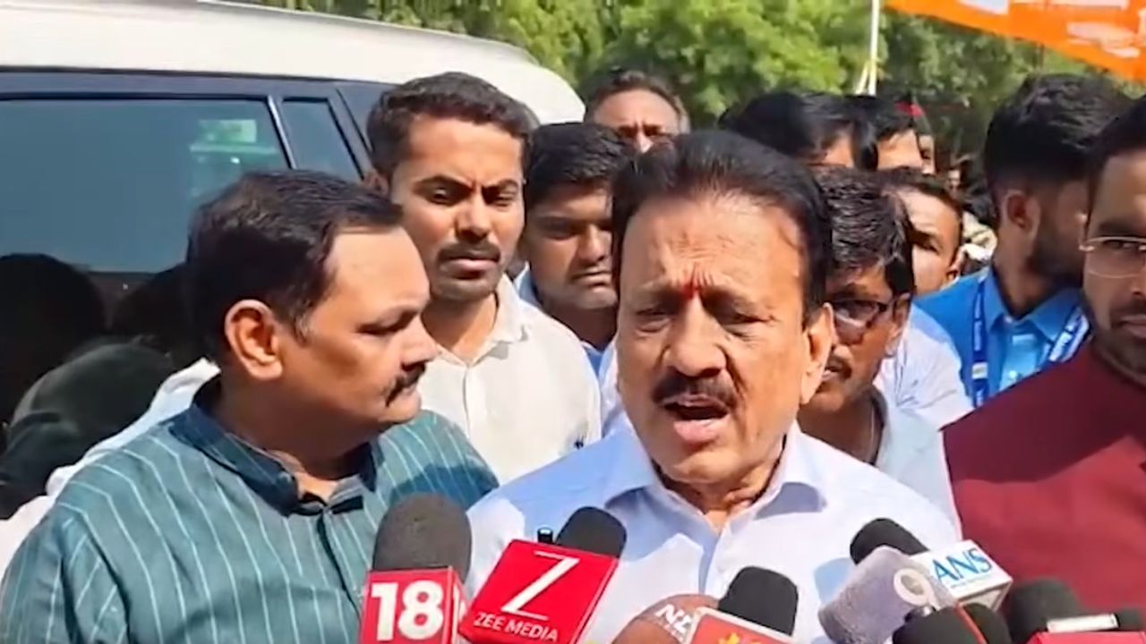 अपघाताबद्दल आणि अर्थ खाते कुणाकडे द्यावे याबद्दल बोलू नये; अजित पवारांच्या अपघातावरून गिरीश महाजनांचा संताप