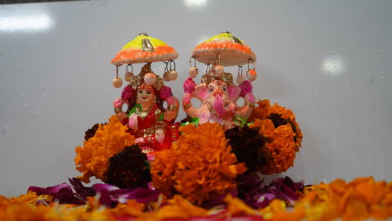 धनत्रयोदशीच्या दिवशी तुम्ही देवी लक्ष्मी आणि गणेश यांच्या मूर्ती नक्कीच खरेदी कराव्यात. असे करणे अत्यंत शुभ मानले जाते. देवी लक्ष्मी आणि गणेश यांच्या मूर्ती खरेदी केल्याने जीवनातील सर्व अडथळे दूर होतात.