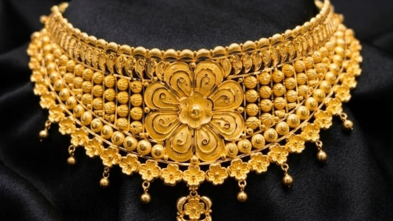 Todays Gold-Silver Price: सोन्याच्या दरात मोठी घसरण! 24 कॅरेटचा भाव 1,49,670 रुपयांवर; 22 आणि 18 कॅरेटचा भाव जाणून घ्या