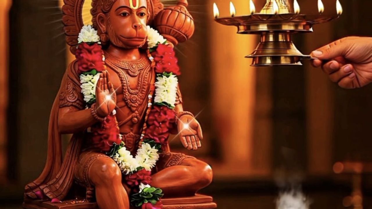 शनिवारी तुम्ही हनुमान मंदिरात जाऊन मोगऱ्याच्या तेलाचा दिवा लावावा. असे केल्याने तुम्हाला भगवान हनुमान आणि शनिदेवांचा आशीर्वाद लाभेल.