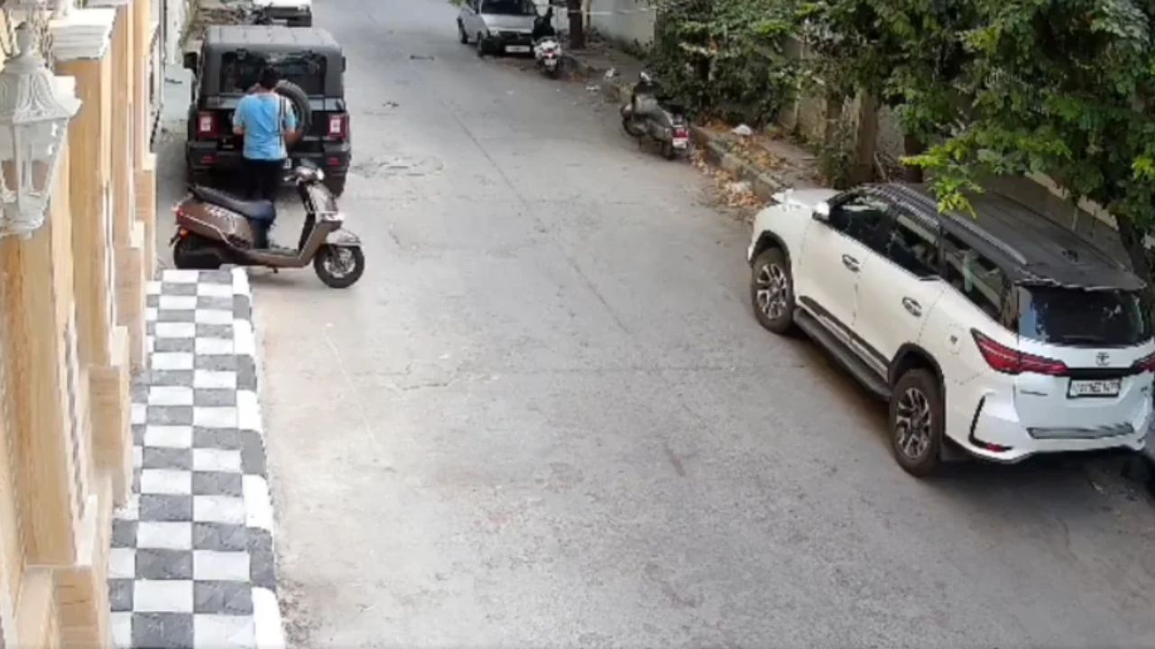 Hyderabad Theft : हैदराबाद मध्ये भरदिवसा महिंद्रा थारचे स्पेअर टायर चोरीला; CCTV व्हिडिओ व्हायरल