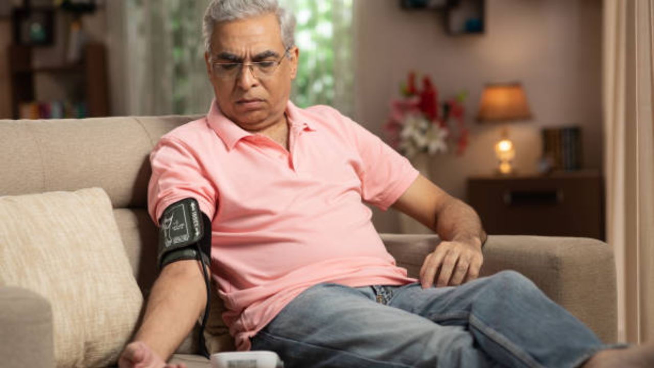 मनुकामध्ये पोटॅशियम भरपूर प्रमाणात असते. पोटॅशियम शरीरातील सोडियमचा प्रभाव संतुलित करते आणि रक्तवाहिन्यांमधील ताण कमी करते. मनुकांचे नियमित सेवन केल्याने रक्तदाब नियंत्रणात ठेवण्यास मदत होते, ज्यामुळे पक्षाघाताचा धोका कमी होतो.