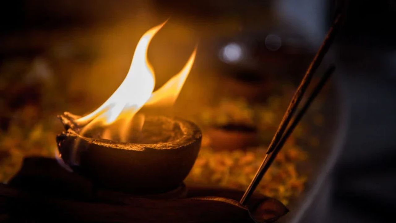Hindu Rituals After Death: मृत्यूनंतर १० दिवस दिवा का लावतात? पिठाच्या ठशातून पुनर्जन्माचे संकेत मिळतात का?