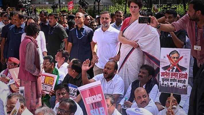 Rahul Gandhi INDIA Bloc Protest : ‘गैरहजर खासदारांची यादी तयार करा!’ राहुल गांधींचा थेट आदेश, SIR आंदोलनावरून आक्रमक