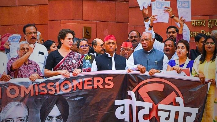ज्ञानेश कुमारांच्या राजीनाम्याचा मुद्दा आता थेट राष्ट्रपती भवनात! राहुल गांधी, ममता बॅनर्जींसह इतर खासदार घेणार राष्ट्रपतींची भेट