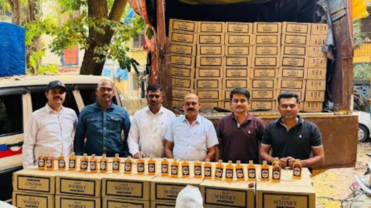 Illegal Liquor Transport: परराज्यातील अवैध मद्य वाहतुकीवर राज्य उत्पादन शुल्क विभागाचा दणका! एकास अटक, १.३० लाखांचा मुद्देमाल जप्त