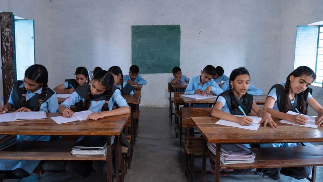 UNESCO Report Girl Education: देशाची प्रगती होतेय, मग अजूनही मुली १२वीपर्यंत का पोहोचत नाहीत? युनेस्कोचा अहवाल जाहीर