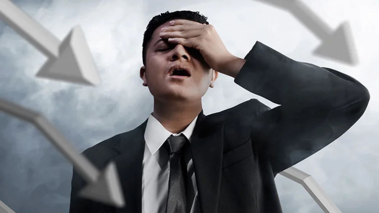 Career Growth Mistakes: तुमचेही प्रमोशन अडकले आहे का? करिअरची घसरण रोखण्यासाठी आजच टाळा ‘या’ ५ मोठ्या चुका!