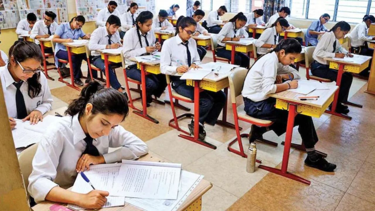 CBSE Board Exam 2027: सीबीएसई १० वी आणि १२ वीच्या वेळापत्रक जाहीर? जाणून घ्या डाऊनलोड करण्याची सोपी पद्धत