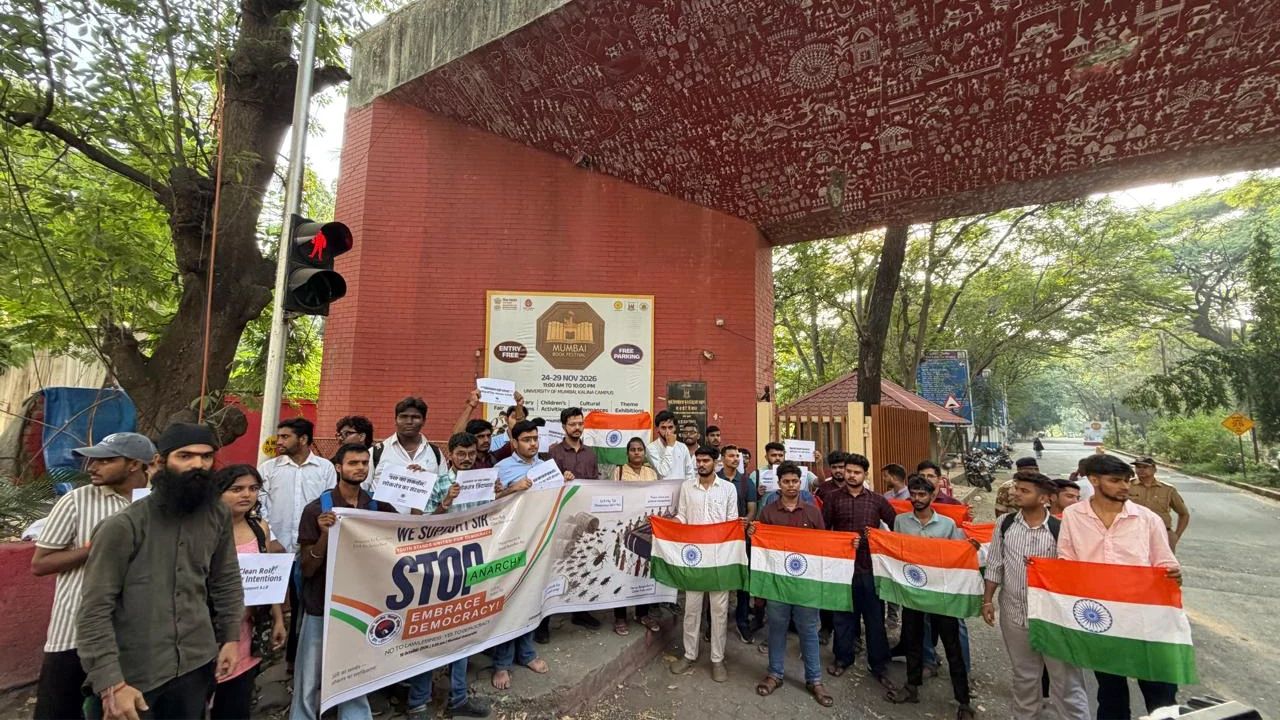 ABVP Campaign: मुंबई विद्यापीठात ABVP चे ‘अराजकता रोको – लोकतंत्र बचाओ’ अभियान; विद्यार्थ्यांचा उस्फूर्त प्रतिसाद