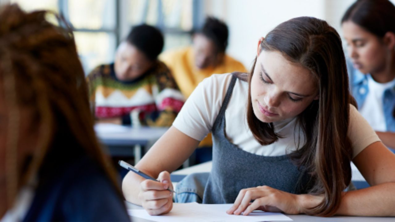 NIFT Entrance Exam 2027: फॅशन डिझायनिंग क्षेत्रात करिअर करण्याची मोठी संधी! NIFT प्रवेश परीक्षेचे ‘या’ तारखेपर्यंत अर्ज सुरू