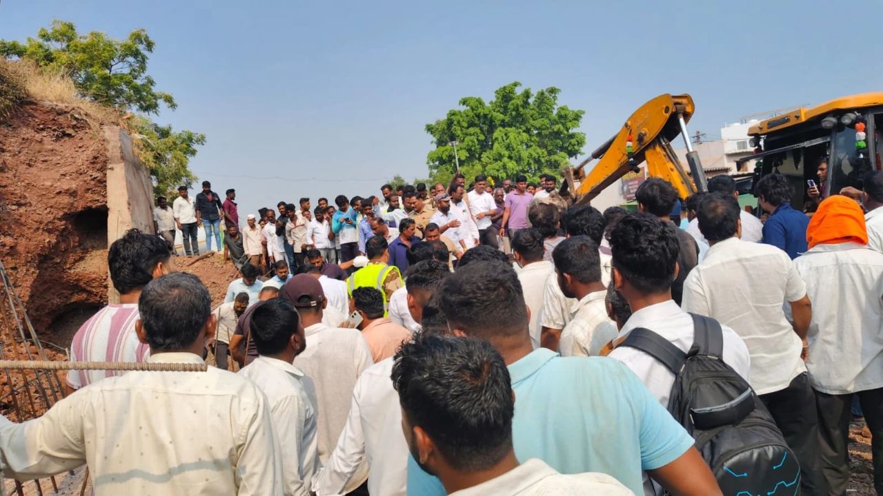 Pune Solapur Highway: पुणे-सोलापूर महामार्गावर भीषण दुर्घटना; मातीच्या ढिगाऱ्याखाली दबून मजुराचा मृत्यू, एक जखमी