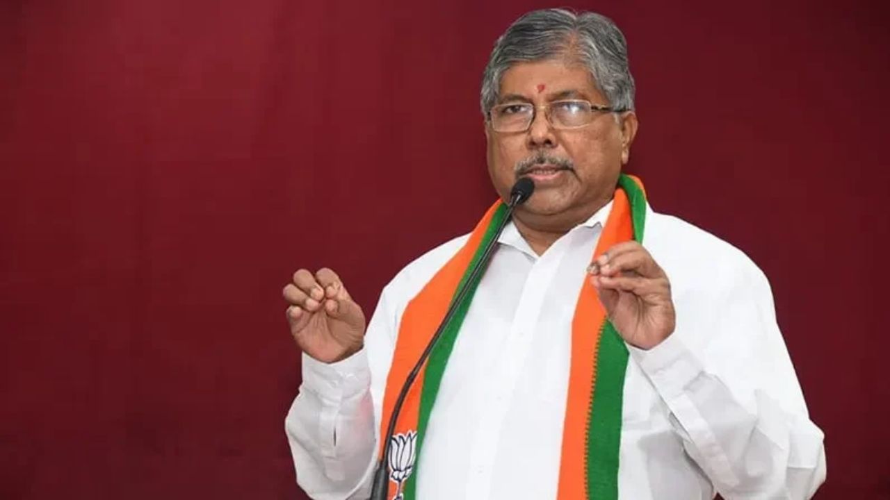 Jalgaon : “जनता दुष्काळात असताना खडसे कुटुंबीय फुगड्या  खेळत होतं – चंद्रकांत पाटील | Navarashtra