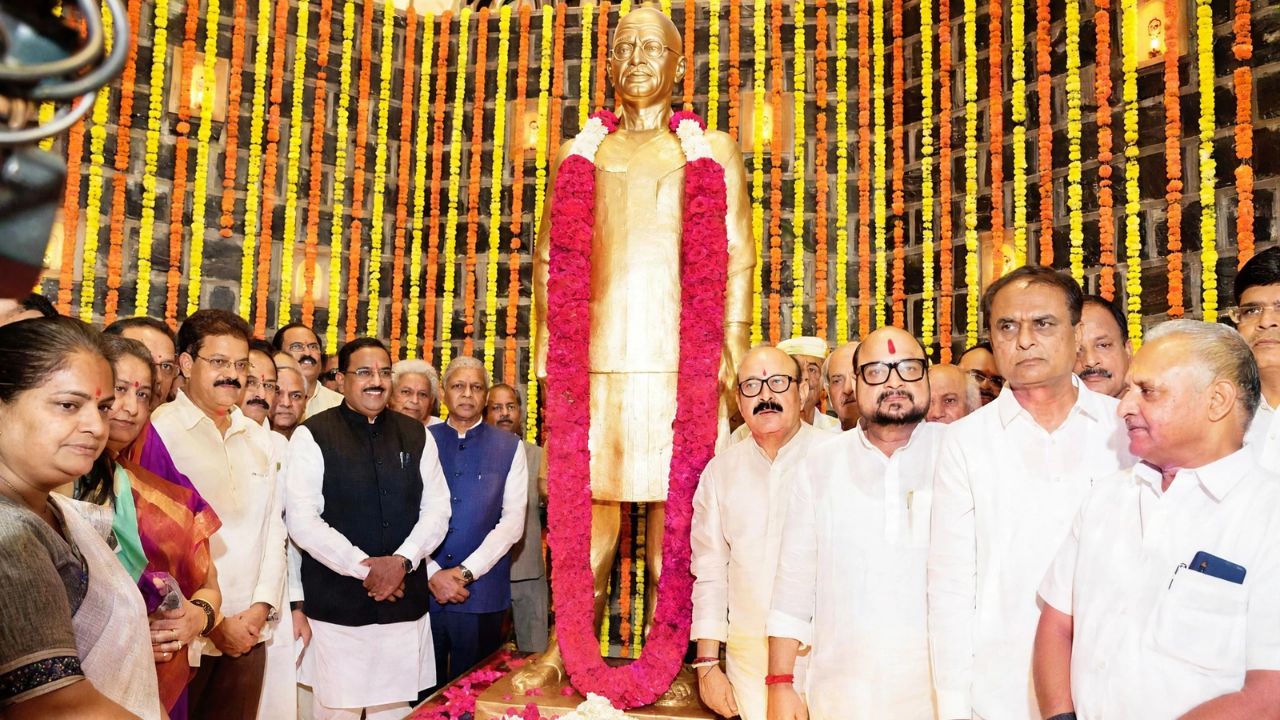 Jalgaon News: जिल्हा बँकेत अजित पवार यांच्या पुतळ्याचे अनावरण; बाबासाहेब पाटलांचे शेतकऱ्यांना आवाहन