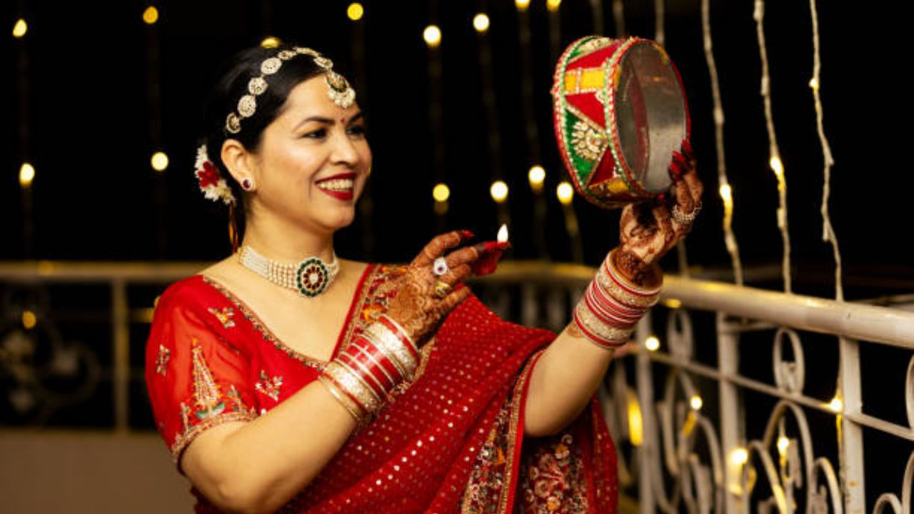 Karwa Chauth 2026: करवा चौथच्या दिवशी आवर्जून वाचा करवा धोबिणी आणि वीरवतीची पौराणिक कथा