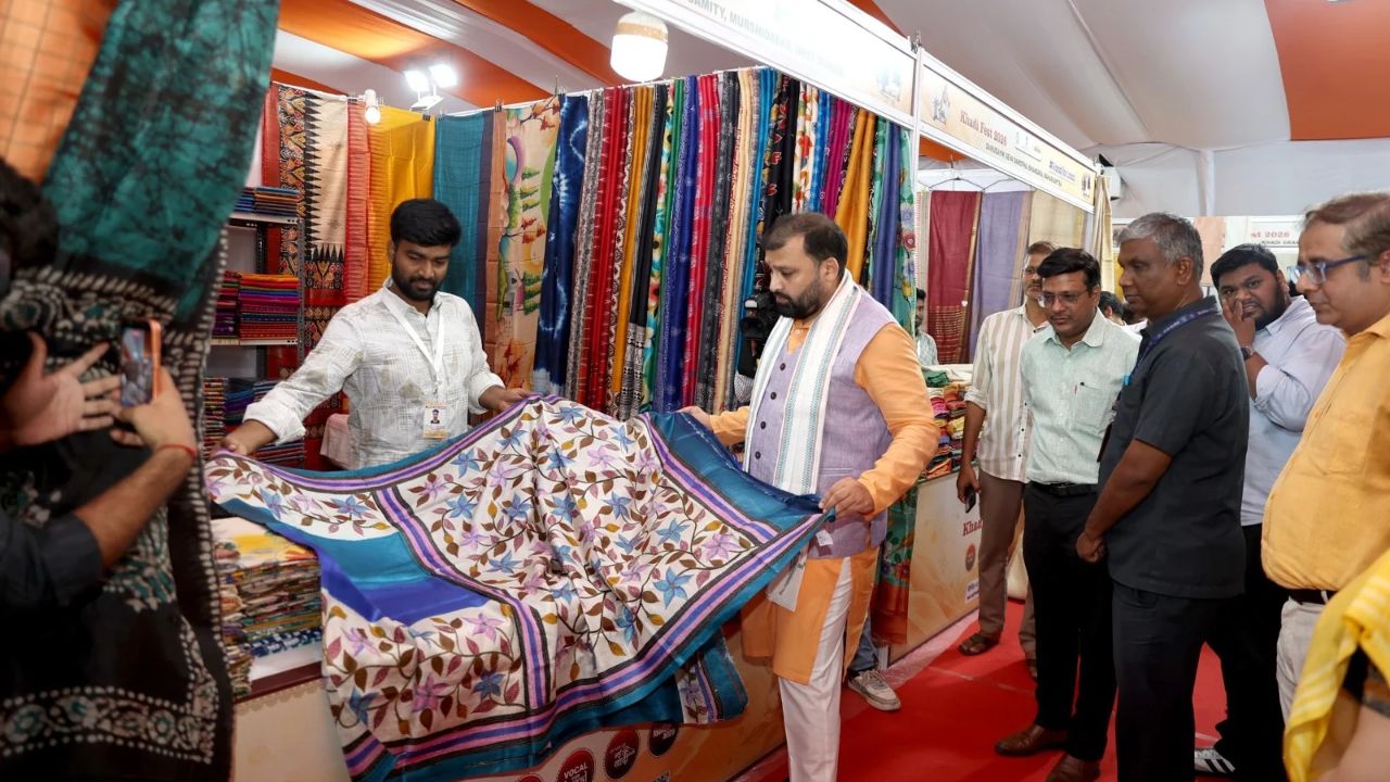 Khadi Mahotsav 2026 in Mumbai: खादी आणि ग्रामोद्योग आयोग म्हणजे काय? MSME मंत्रालयाअंतर्गत आयोगाची भूमिका जाणून घ्या…