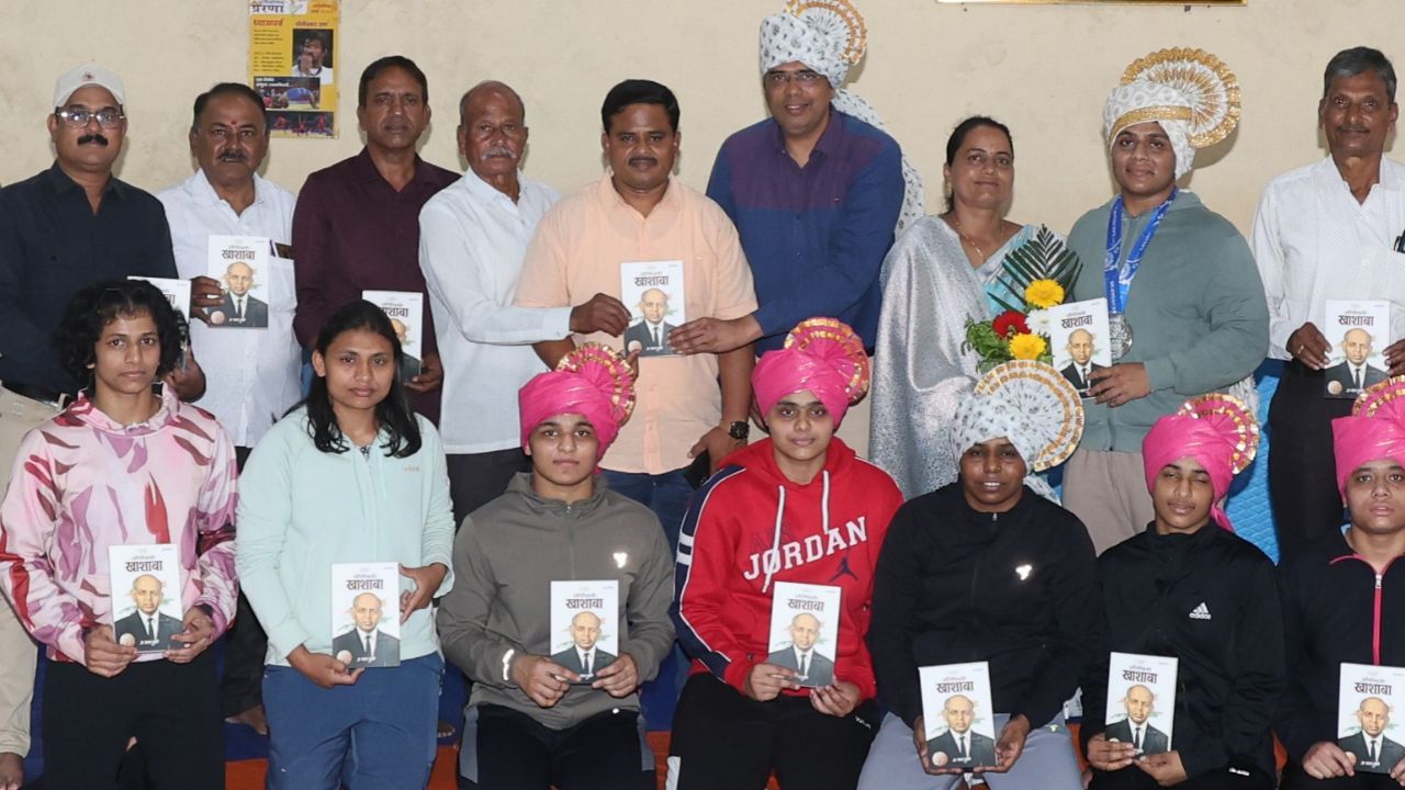 Khashaba Jadhav Book : ऑलिम्पिकवीर खाशाबांच्या चरित्रातून मल्लांना प्रेरणा; संजय दुधाणे यांचे प्रतिपादन