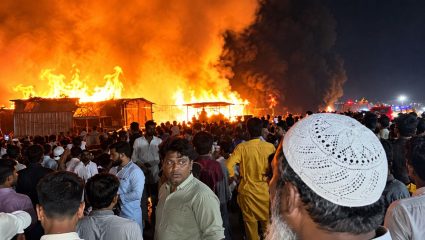 Pakistan Emergency: पाकिस्तानच्या खैबर पख्तुनख्वामध्ये आणीबाणीनंतर गव्हर्नर हाऊस पेटवले; पोलिसांचा थेट गोळीबार, स्थिती हाताबाहेर