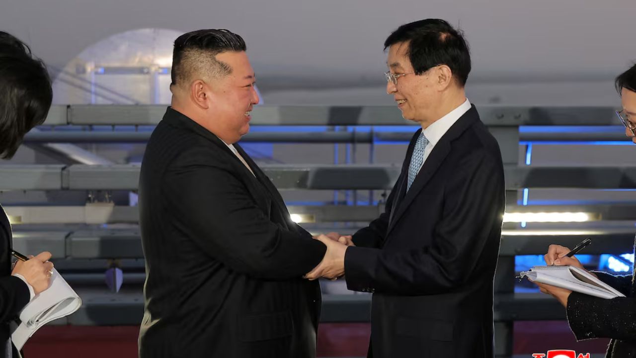 Kim Jong Un: किम जोंग उन अचानक चीनमध्ये! वांग हुनिंग यांच्या भेटीनंतर दक्षिण कोरियात खळबळ; दक्षिण कोरिया अलर्टवर