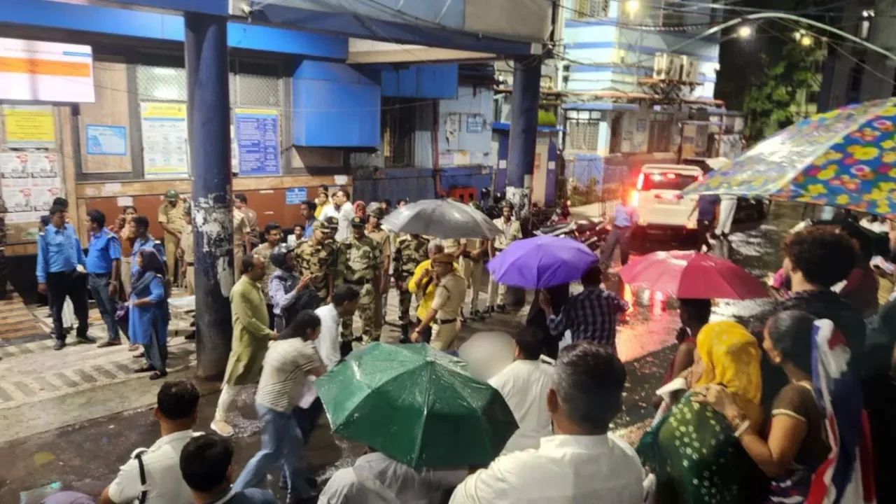 Kolkata Devi Pandal Tragedy News: दुर्गापूजेच्या मंडपात मृत्यूचे तांडव! १९ भाविकांचा मृत्यू, ७ जणांना अटक
