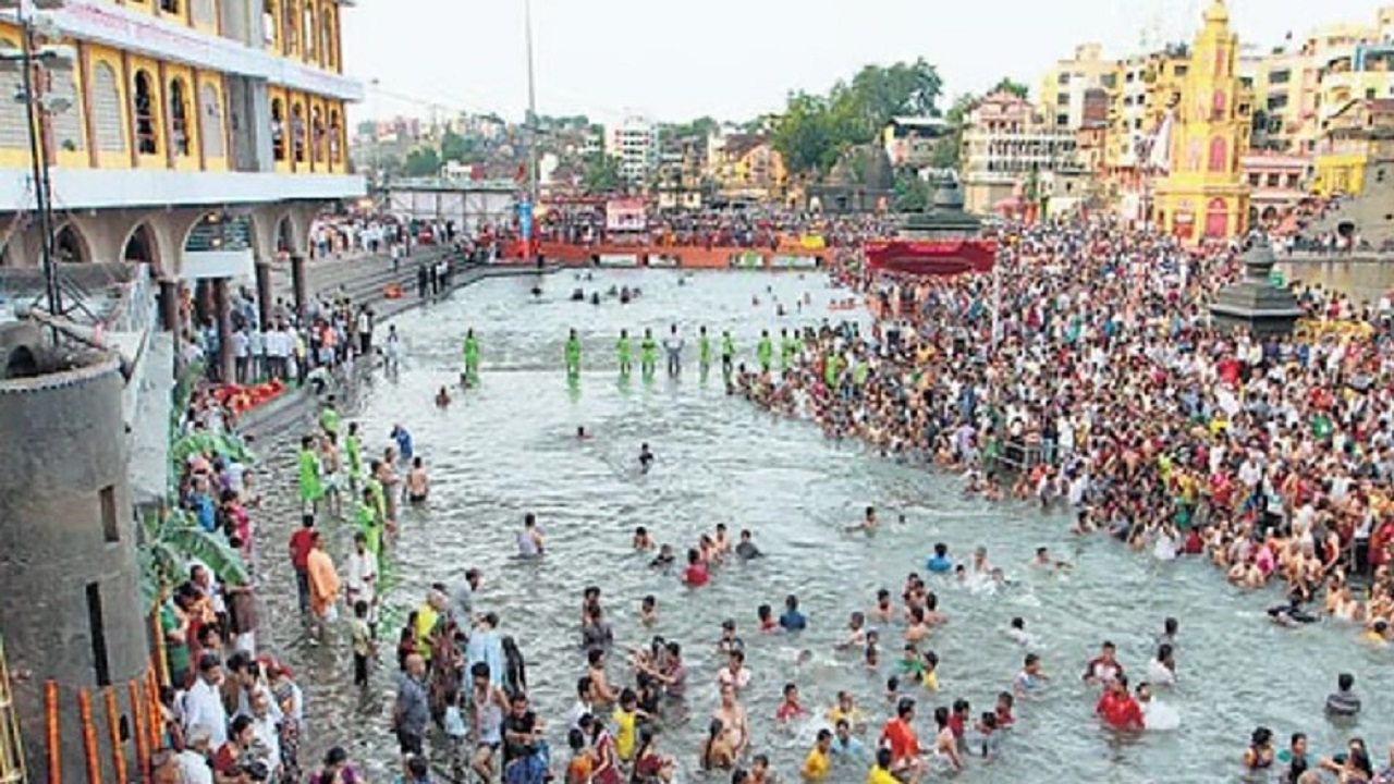 Nashik Kumbh Mela : सिंहस्थ कुंभमेळ्याला सुरुवात; मुख्यमंत्री देवेंद्र फडणवीस यांच्या हस्ते ध्वजारोहण
