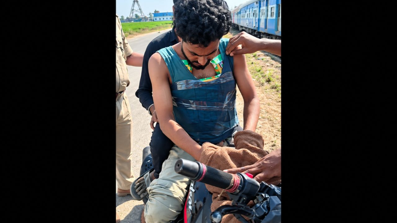 Liquor Smuggling Viral Video : बंनीतून दारूची तस्करी ! अनोखी शक्कल पाहून पोलीसही हैरान ; VIDEO व्हायरल