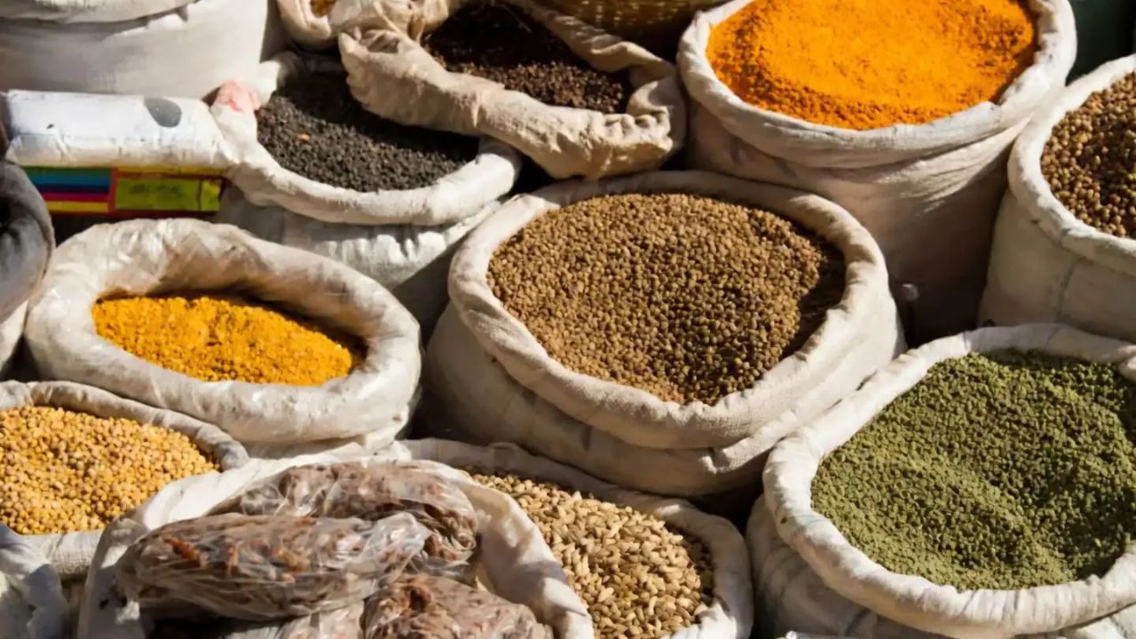Loose Spice Ban in Maharashtra : सुट्यामसाल्यांच्या विक्रीवर निर्बंध! लहान विक्रीत्यांच्या तोटा, सर्वसामान्यासमोर नवा प्रश्न