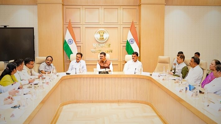 Maharashtra Drought : महाराष्ट्रात दुष्काळाचं संकट गडद! दुष्काळी परिस्थितीवर फडणवीसांची केंद्रीय पथकासोबत महत्त्वाची बैठक