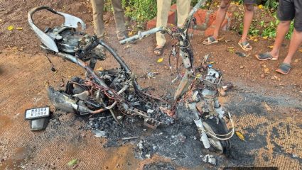 Rajapur News: राजापूर नगरपरिषदेच्या कर्मचाऱ्याच्या दुचाकीला अचानक आग!