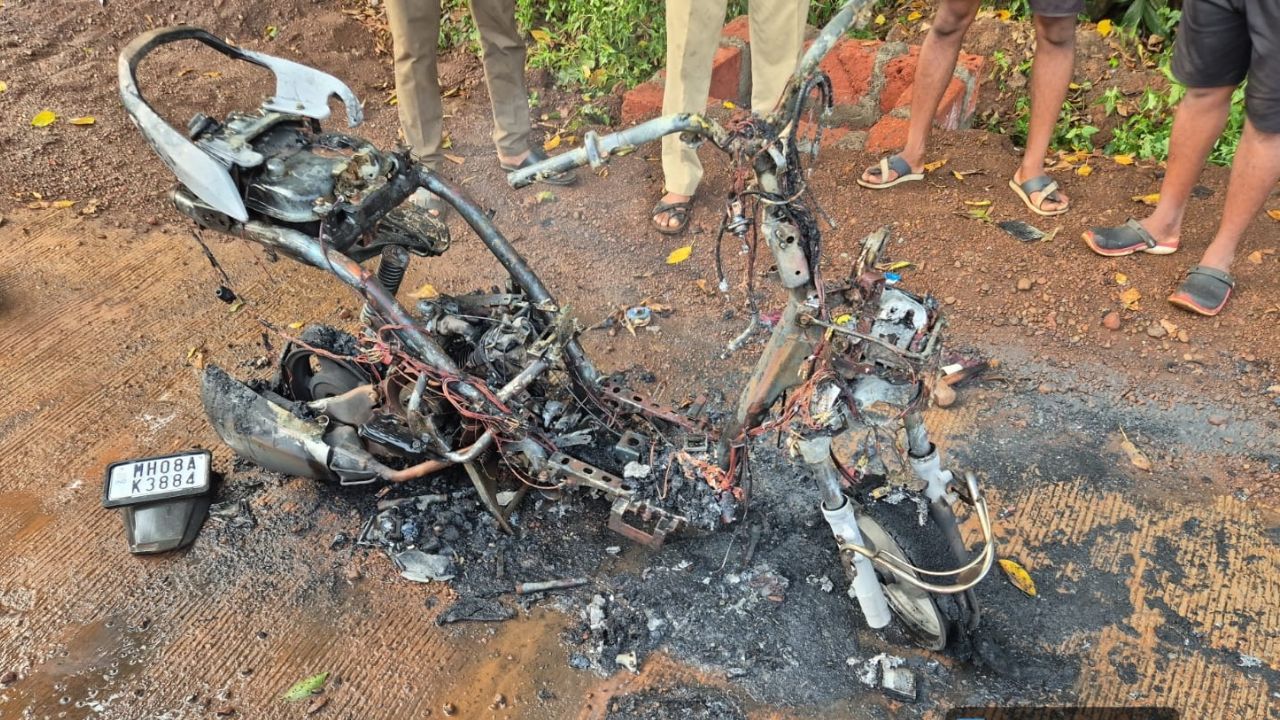 Rajapur News: राजापूर नगरपरिषदेच्या कर्मचाऱ्याच्या दुचाकीला अचानक आग!