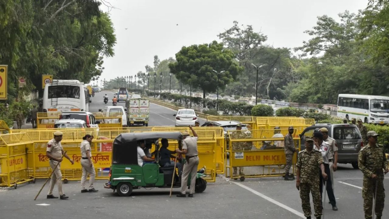 INDIA Alliance Supreme Court March: ज्ञानेश कुमारांविरोधात विरोधक आक्रमक!;  महाराष्ट्रातील १०० हून अधिक नेते दिल्लीत दाखल