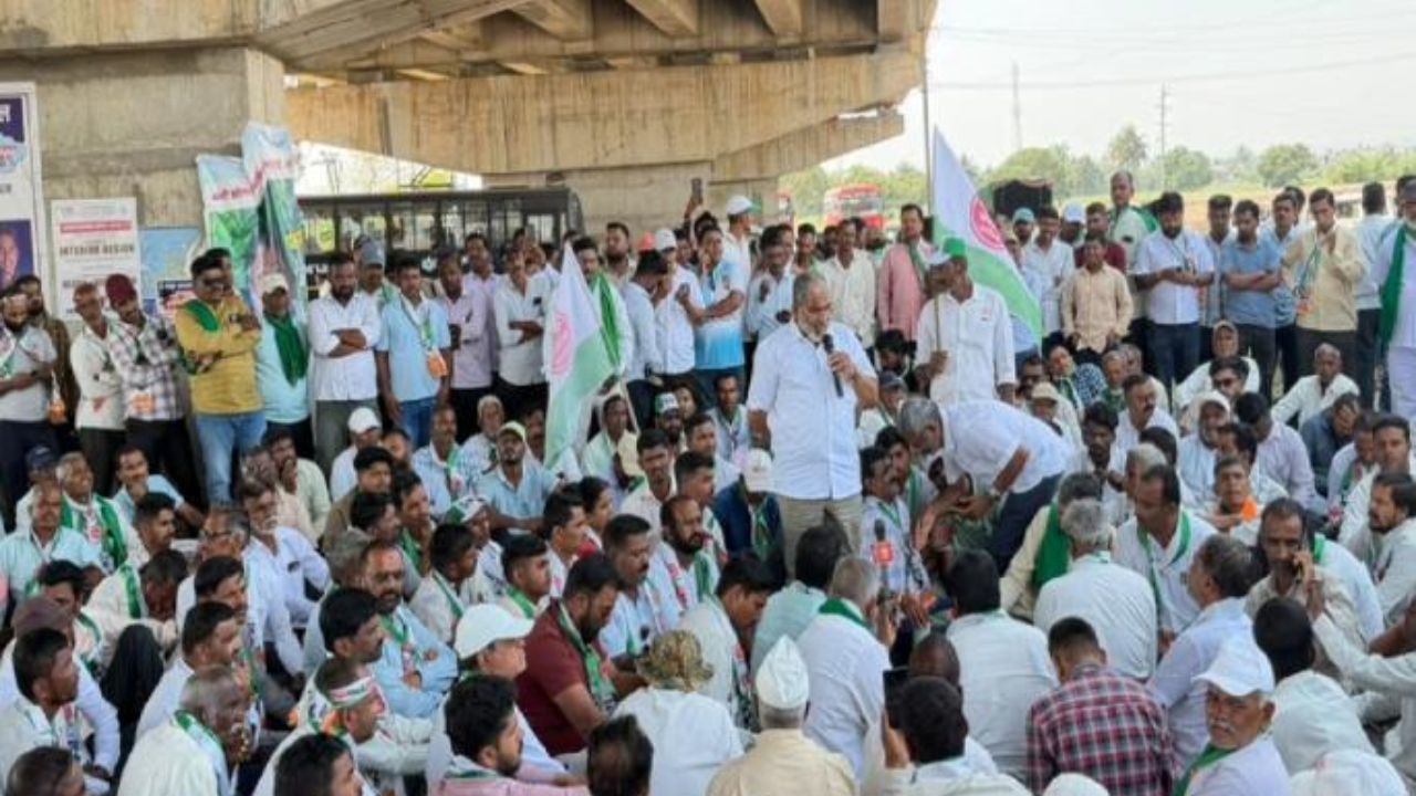 Swabhimani Shetkari Sanghatana Protest: पुणे-बंगळूर महामार्ग ठप्प; राजू शेट्टींच्या नेतृत्वाखाली हजारो शेतकरी रस्त्यावर