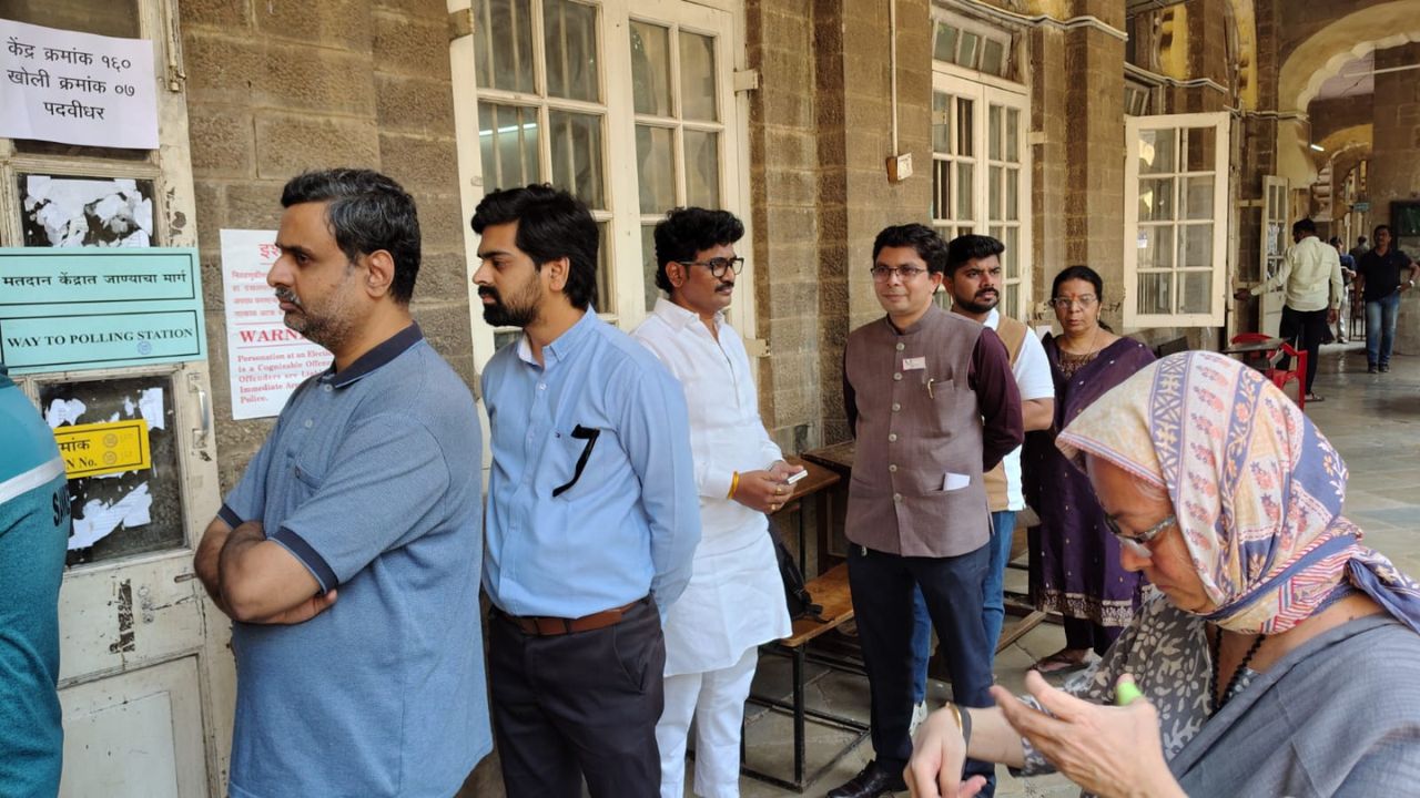 Pune MLC Election: पुण्यात पदवीधर, शिक्षक मतदारांचा उत्साह; मतदानासाठी केंद्रांवर गर्दी