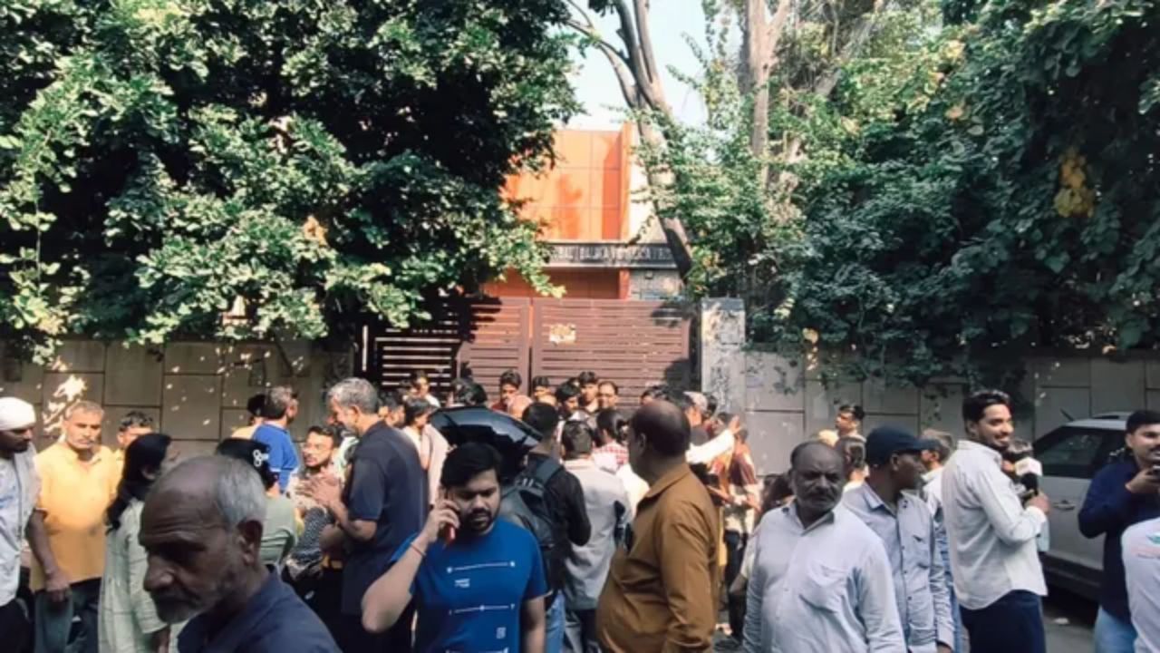 Student Dies By Self Immolation: दिल्लीत शाळेतच विद्यार्थीनीची पेटवून घेऊन आत्महत्या; ३ पानांच्या सुसाईड नोटमध्ये नेमकं काय?