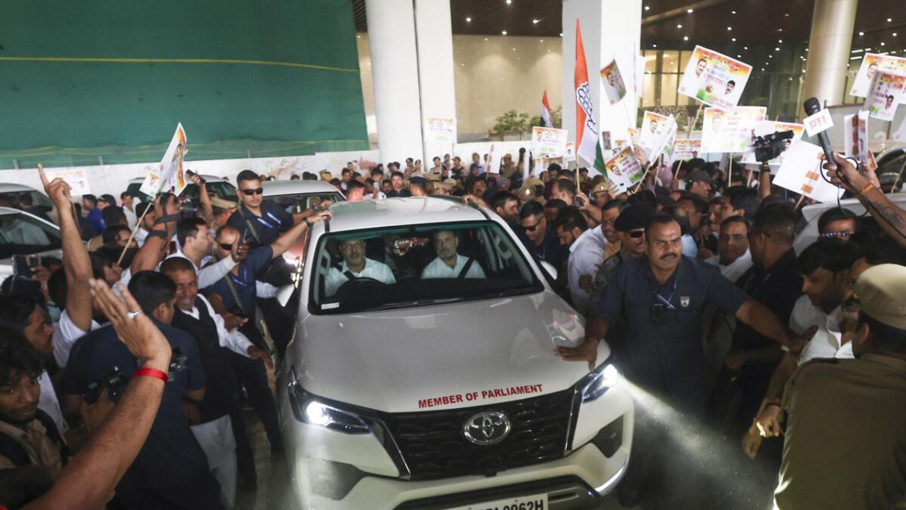 Rahul Gandhi convoy Accident:  पूर्वांचल द्रुतगती मार्गावर राहुल गांधींच्या ताफ्यातील वाहनांची टक्कर, दोघे जखमी 