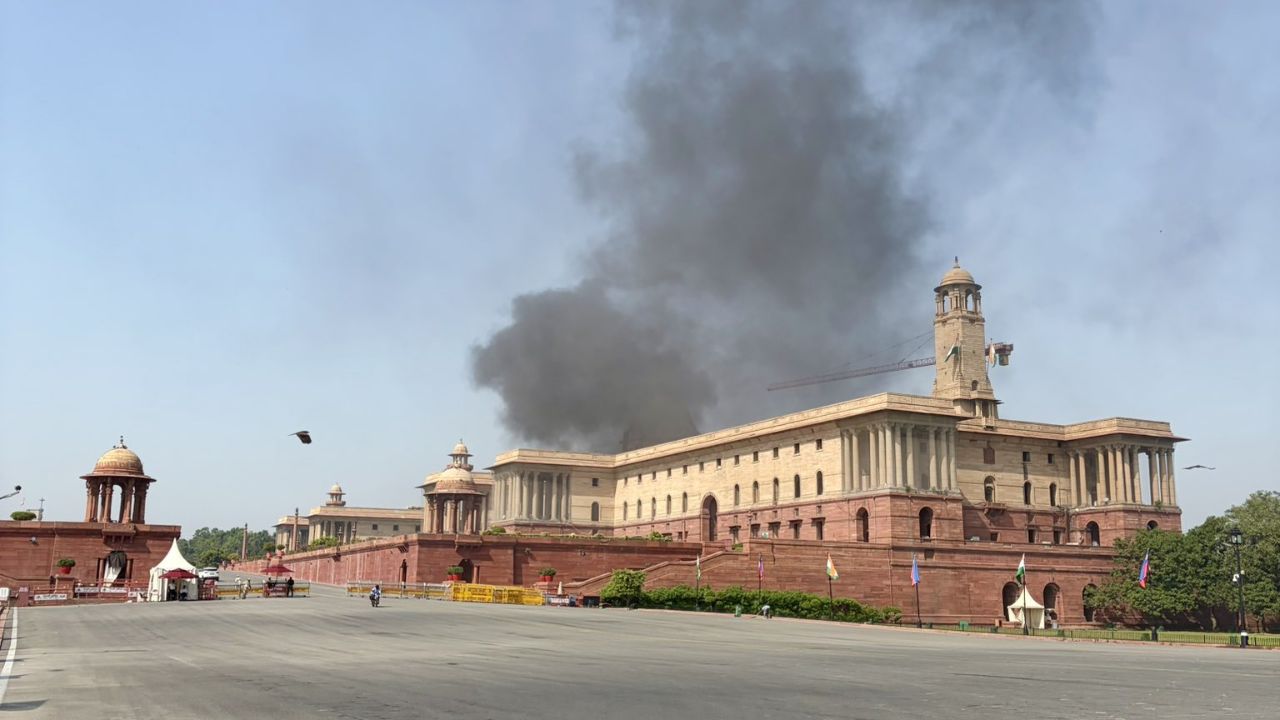 Delhi North Block Fire: संसद भवनाजवळच्या नॉर्थ ब्लॉकमध्ये आग; अग्निशमन दलाची वाहने घटनास्थळी दाखल