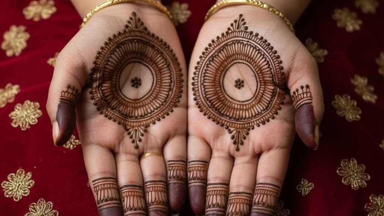 गोल टिक्की किंवा मंडला मेहंदी डिझाइन नेहमीच आकर्षक दिसते. हाताच्या तळव्याच्या मध्यभागी गोलाकार नक्षी काढून त्याभोवती पाकळ्या, ठिपके आणि बारीक रेषा जोडल्या जातात. बोटांवरही छोटी नक्षी काढल्यास डिझाइन अधिक सुंदर दिसते. साधी पण उठावदार मेहंदी आवडणाऱ्या महिलांसाठी हा चांगला पर्याय आहे.