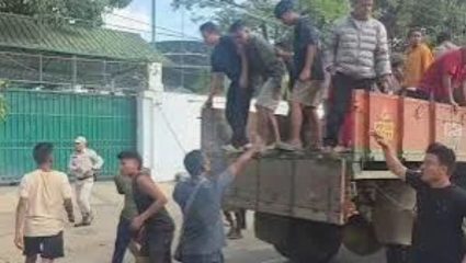Manipur Violence : धगधगतं मणिपूर! ४ जणांच्या मृत्यूनंतर संतापाचा उद्रेक; मुख्यमंत्र्यांच्या निवासाबाहेर मृतदेह ठेवले