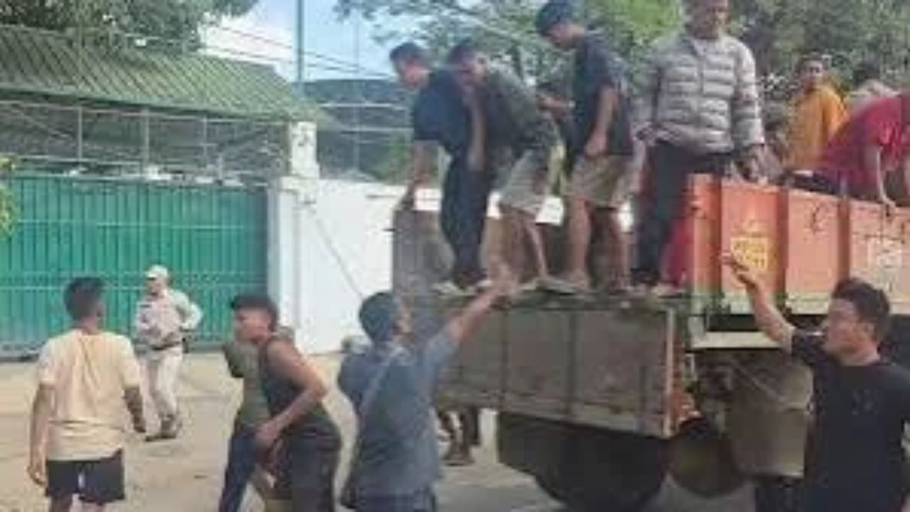 Manipur Violence : धगधगतं मणिपूर! ४ जणांच्या मृत्यूनंतर संतापाचा उद्रेक; मुख्यमंत्र्यांच्या निवासाबाहेर मृतदेह ठेवले