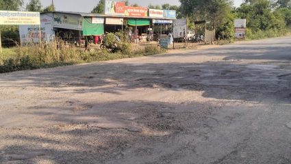 Masur-Banwadi Phata Road : मसूर-बनवडीफाटा रस्त्याची खड्ड्यांमुळे चाळण; आठ दिवसांत दुरुस्ती करा, शिवसेनेचा इशारा
