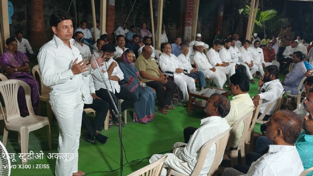 Solapur District Bank : ‘रणजितदादा बाहेर पडा, भाकरी फिरवा’; मोहिते-पाटील गटाच्या नेते, कार्यकर्त्यांची शिवरत्न बंगल्यावर बैठक