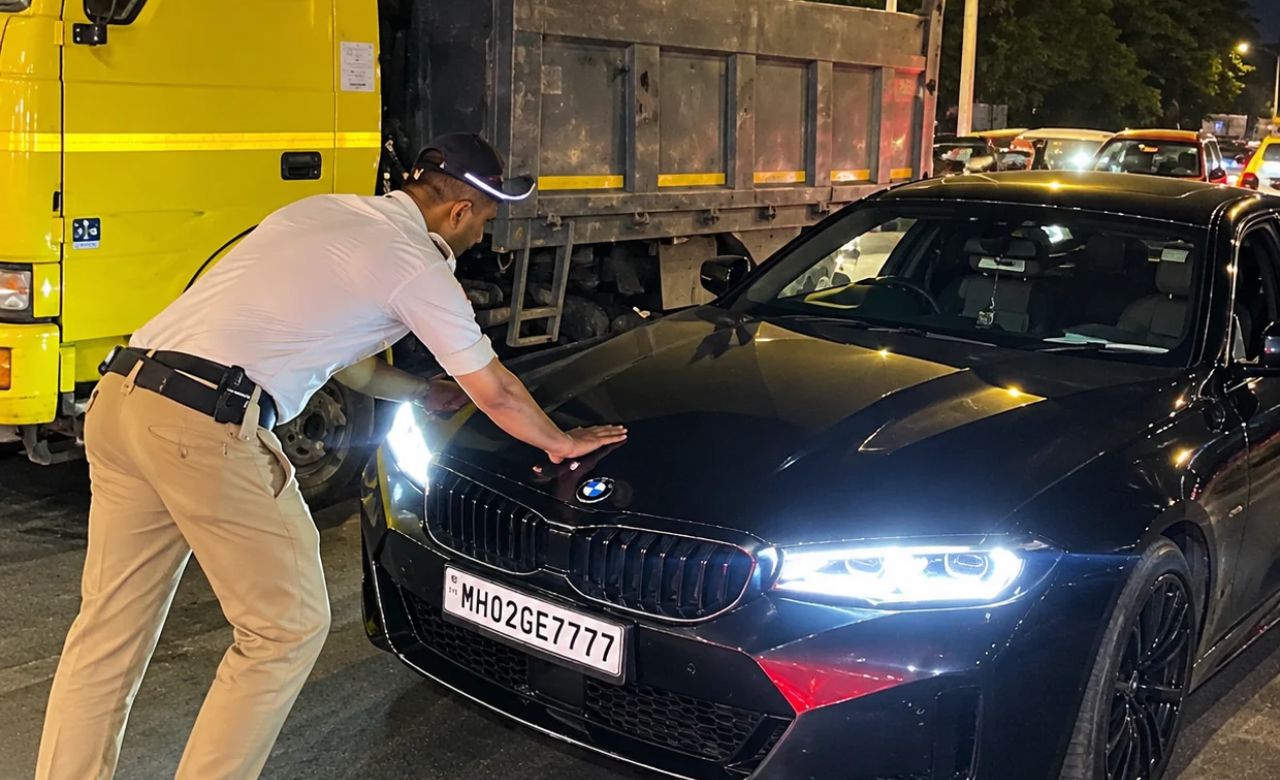 Mumbai Juhu BMW Accident : जुहूमध्ये भररस्त्यात थरार ! BMW थांबवण्यासाठी वाहतूक पोलिसांचा प्रयत्न, व्हिडिओ व्हायरल