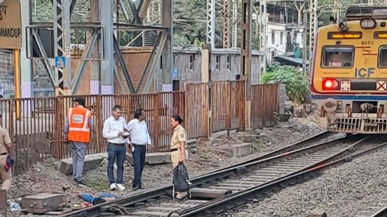 Mumbai Local Train: लोकल १ ते २ तास उशिराने, प्रवासी रुळांवर उतरले; भांडुपमध्ये एसी लोकलच्या धडकेत तरुणाचा मृत्यू