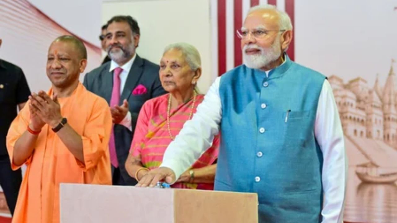 Narendra Modi : अन् अचानक पंतप्रधान मोदी म्हणाले, योगीजींचे आभार माना