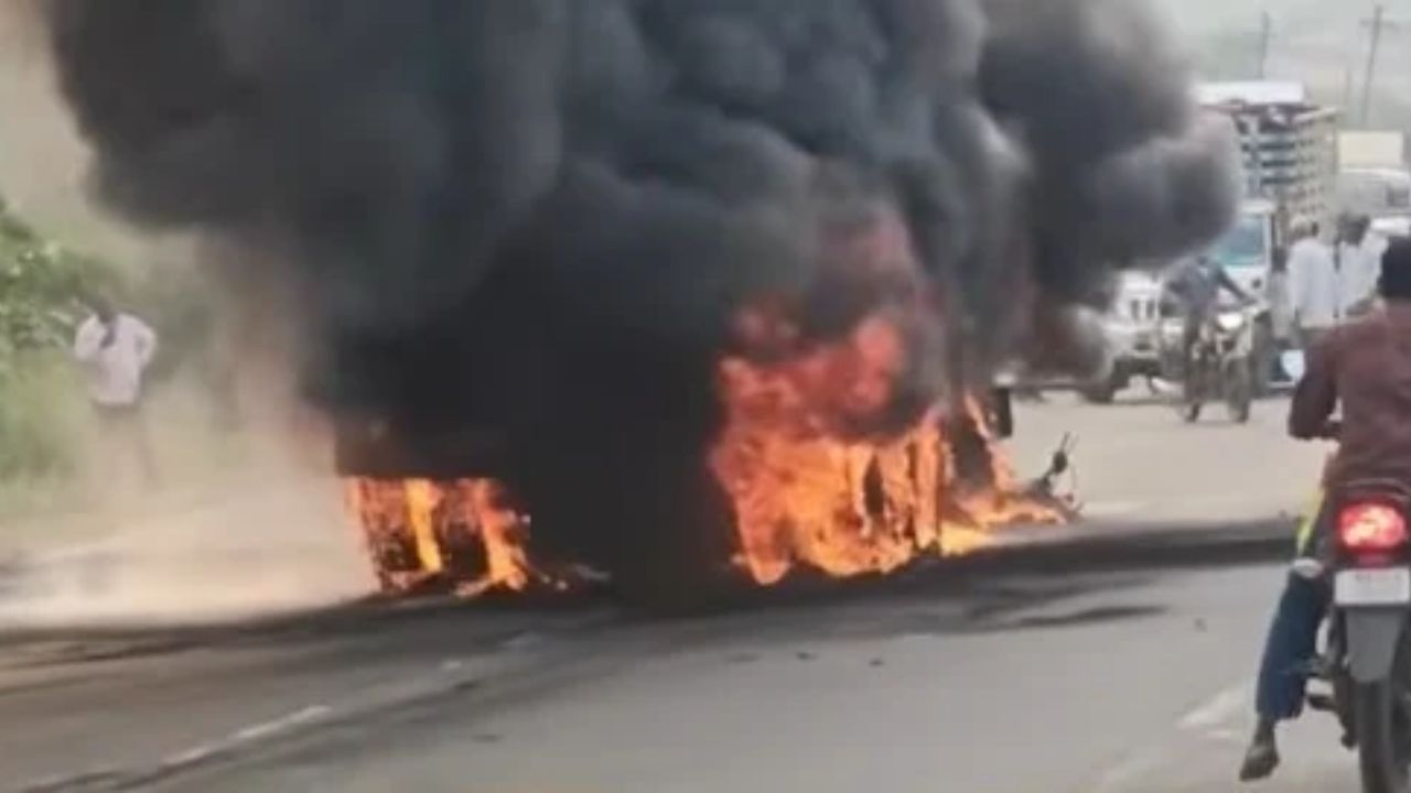 Nashik Accident : नाशिक-पेठ रस्त्यावर भीषण अपघात ! दुचाकी-टेम्पोच्या धडकेनंतर डिझेल टँकचा स्फोट