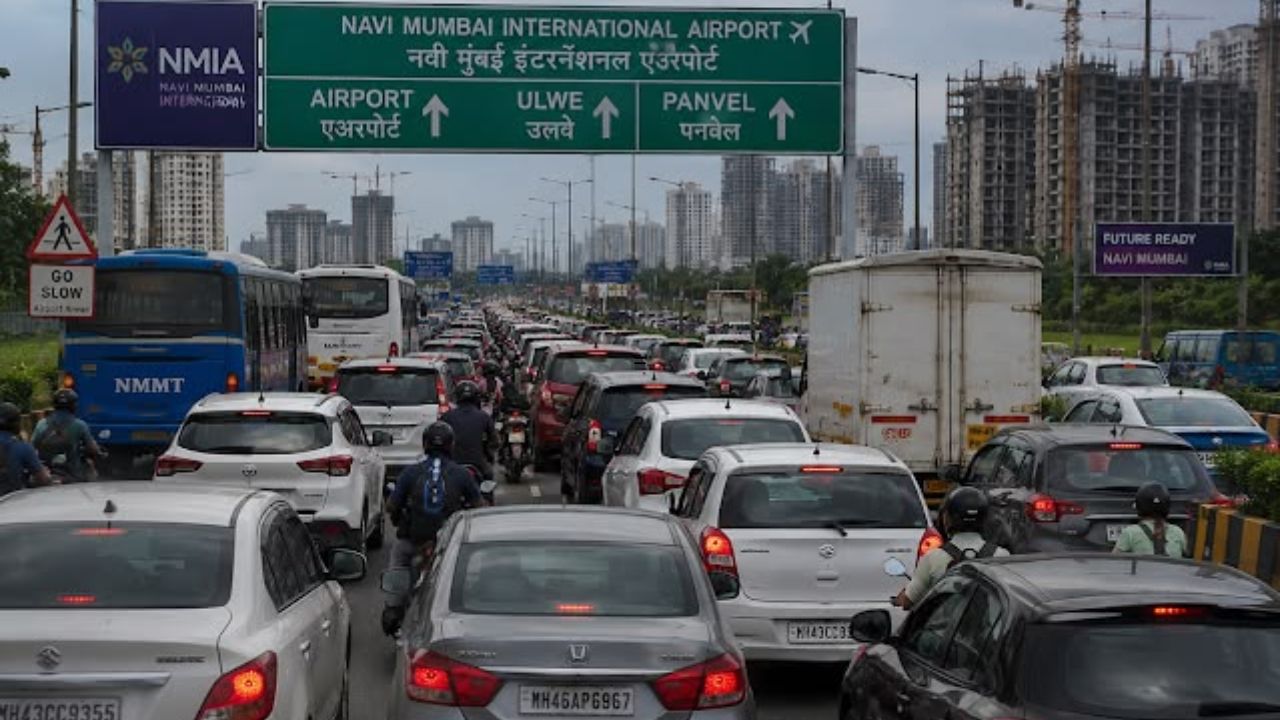 Navi Mumbai Traffic: कोपरखैरणेकर वाहतूककोंडीने हैराण! भुयारी मार्गात टेम्पो अडकतात, वाहतूक पोलिसांच्या कार्यक्षमतेवर प्रश्न
