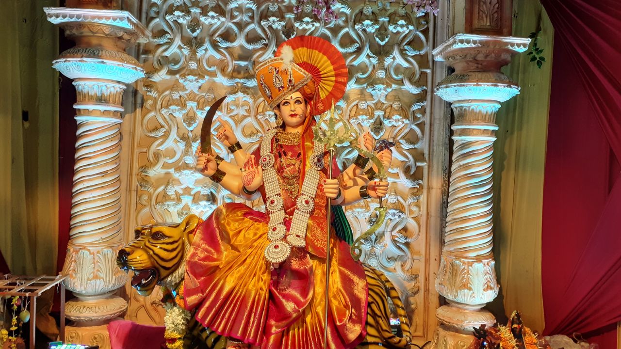Navratri Horoscope: नवरात्रीत 100 वर्षांनंतर जुळून येताहेत 3 शुभ योग! ‘या’ 3 राशींचं नशीब चमकणार?